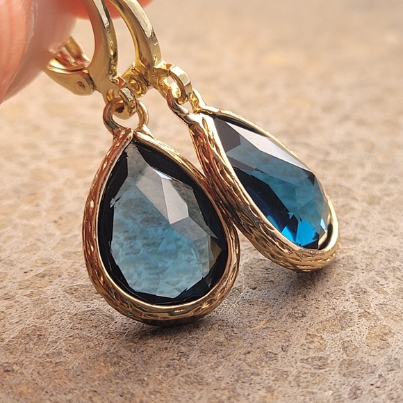 18k Tanzanite Earrings - Picture 4 of 5